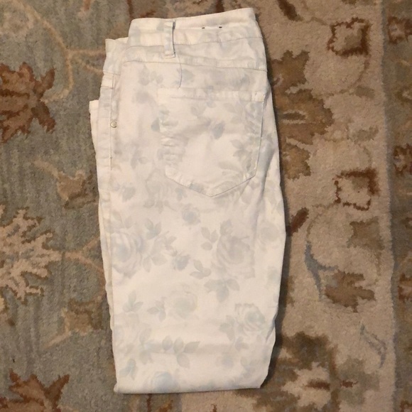 Jeans with floral pattern - Picture 1 of 2